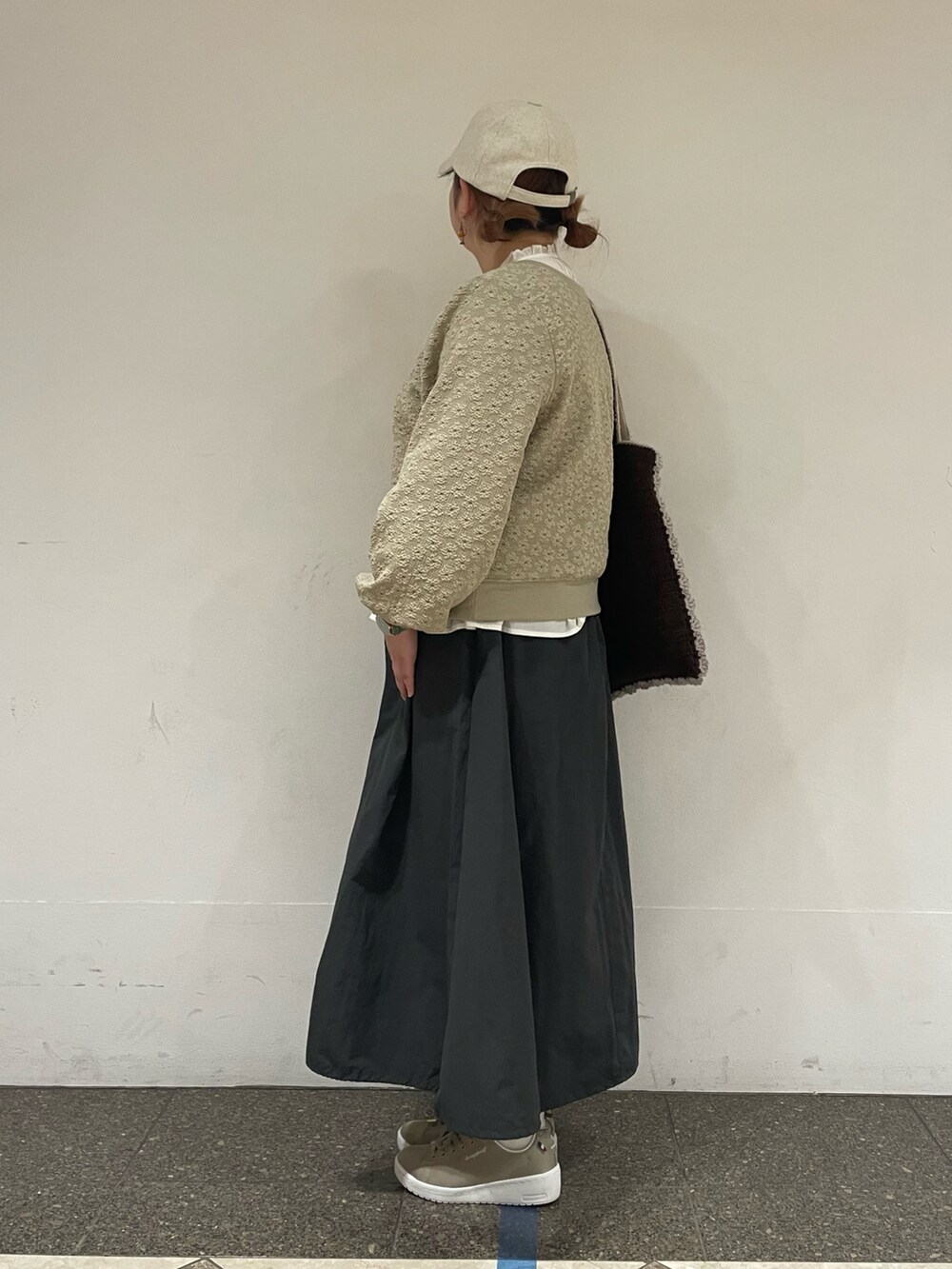 ベージュ系のカーディガン/ボレロ、グレー系のスカート、ホワイト系のシャツ/ブラウスを着用したレディースの秋コーディネートの2枚目の写真