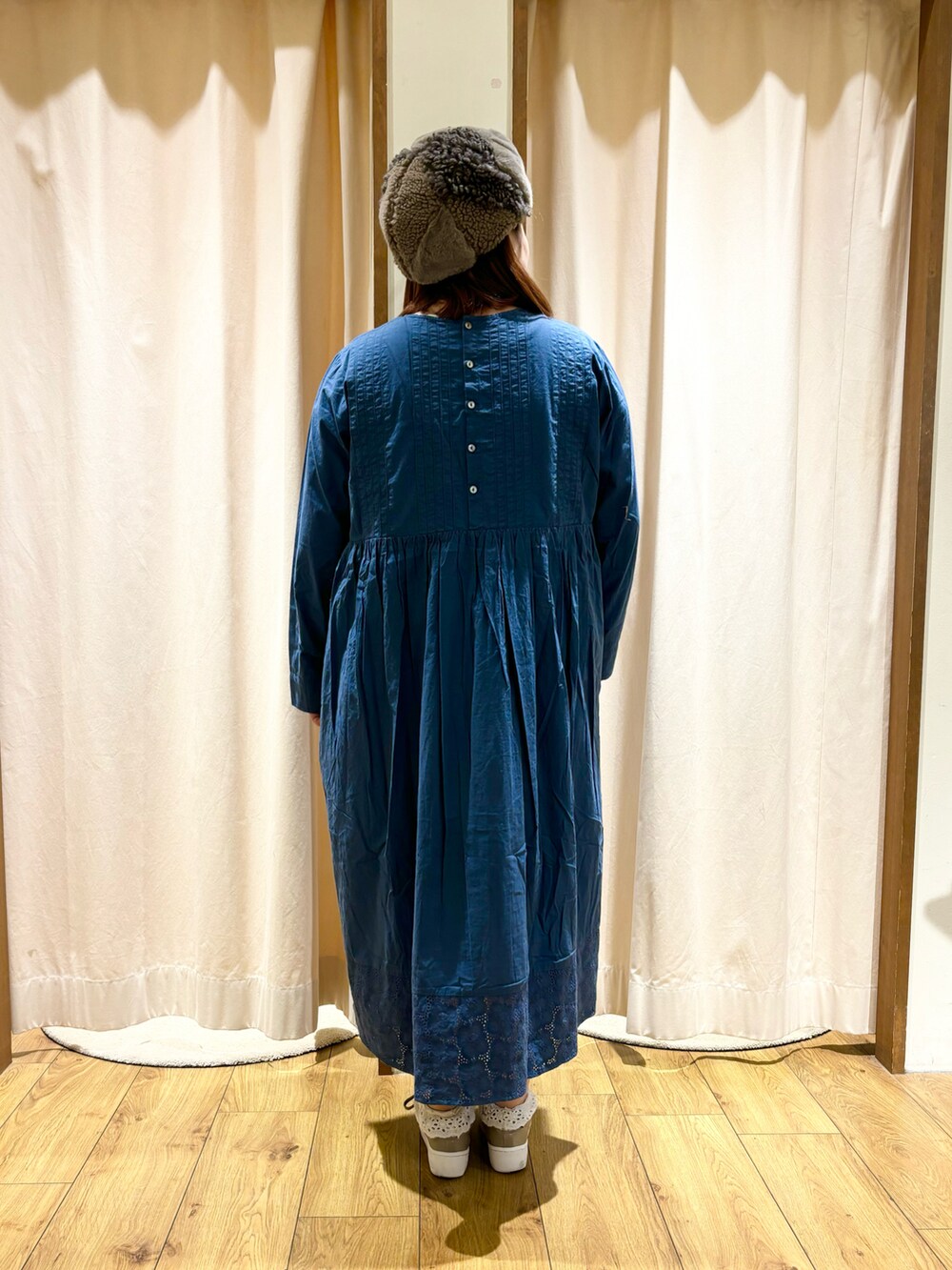 ブルー系のワンピースを着用したレディースの冬コーディネートの3枚目の写真