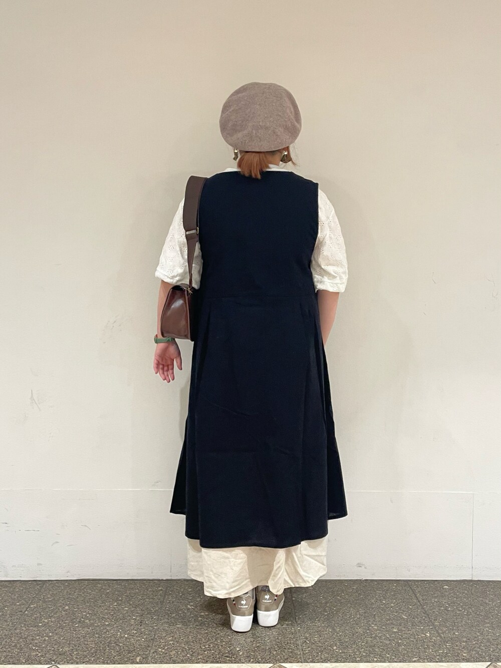 ブラック系のワンピース、ホワイト系のTシャツ/カットソー、ブラウン系のハットを着用したレディースの秋コーディネートの3枚目の写真