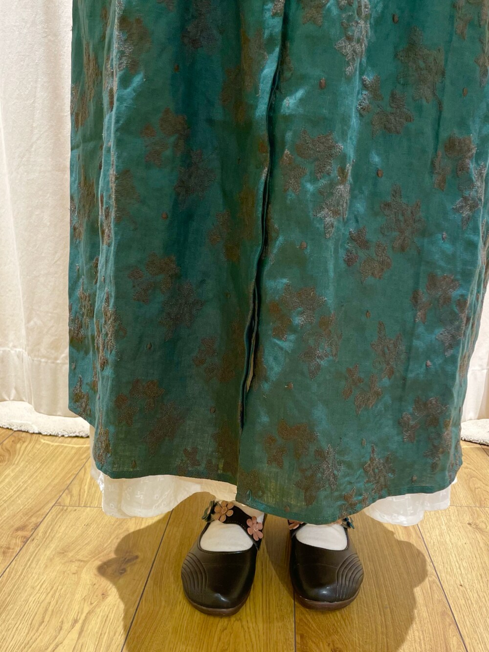 グリーン系のワンピースを着用したレディースの春コーディネートの4枚目の写真