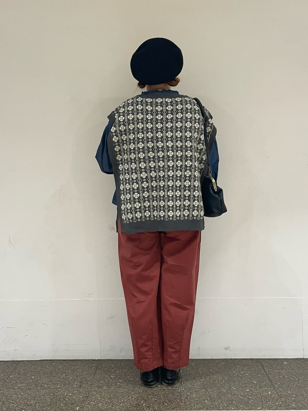 グレー系のベスト、ブルー系のシャツ/ブラウス、ブラウン系のその他パンツを着用したレディースの秋コーディネートの3枚目の写真