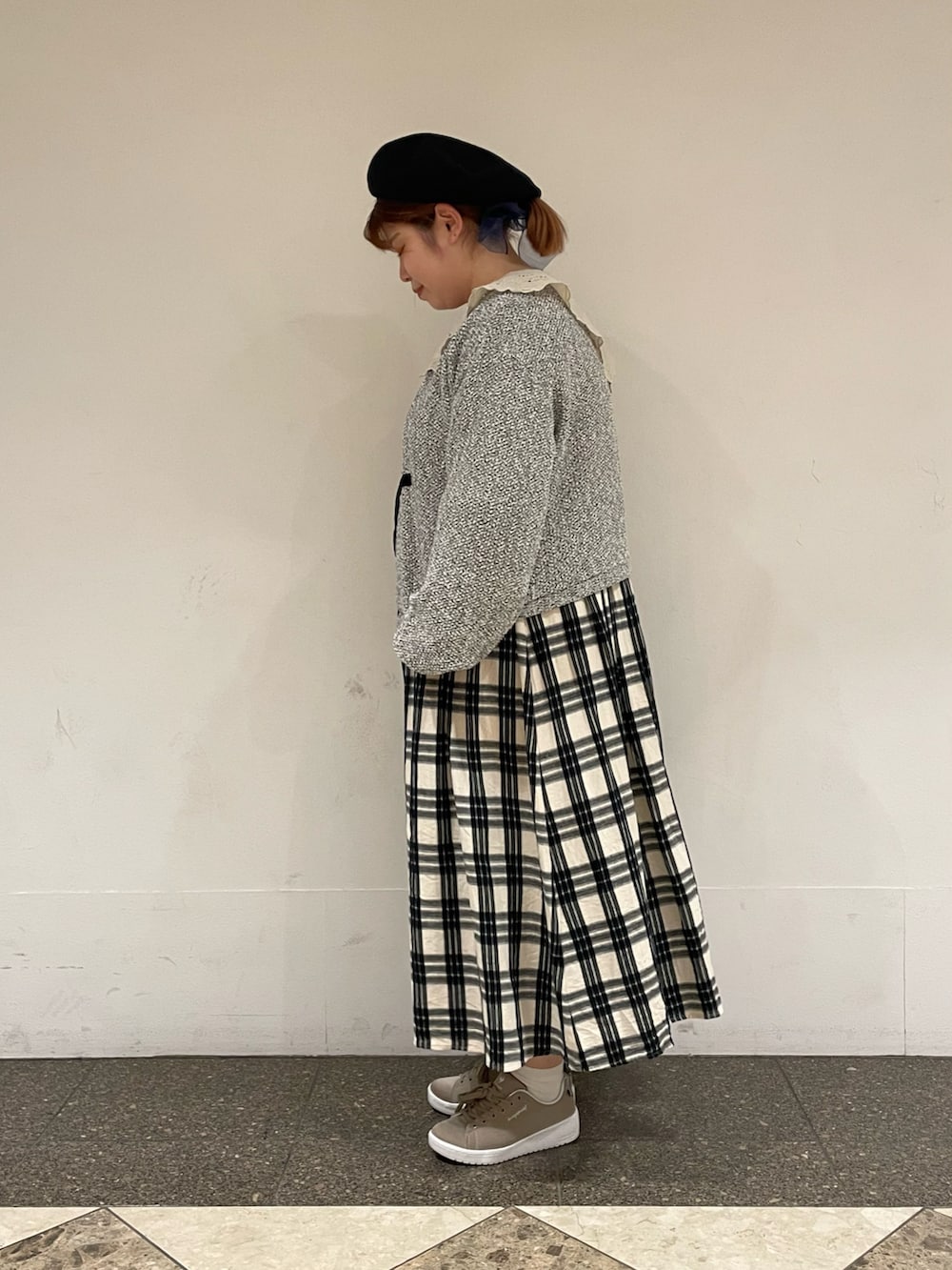 ブラック系のノーカラージャケット、ホワイト系のワンピース、ブラック系のハットを着用したレディースの秋コーディネートの2枚目の写真