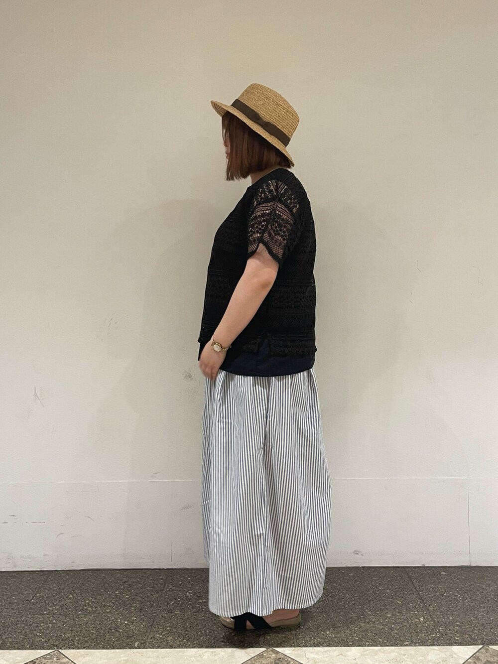 ブラック系のシャツ/ブラウス、ブルー系のその他パンツ、ブラウン系のハンドバッグを着用したレディースの夏コーディネートの2枚目の写真