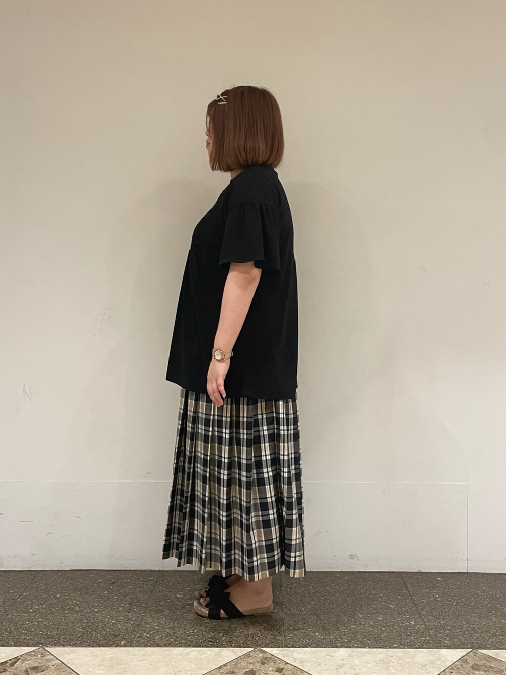 ブラック系のTシャツ/カットソー、ベージュ系のスカートを着用したレディースの夏コーディネートの2枚目の写真