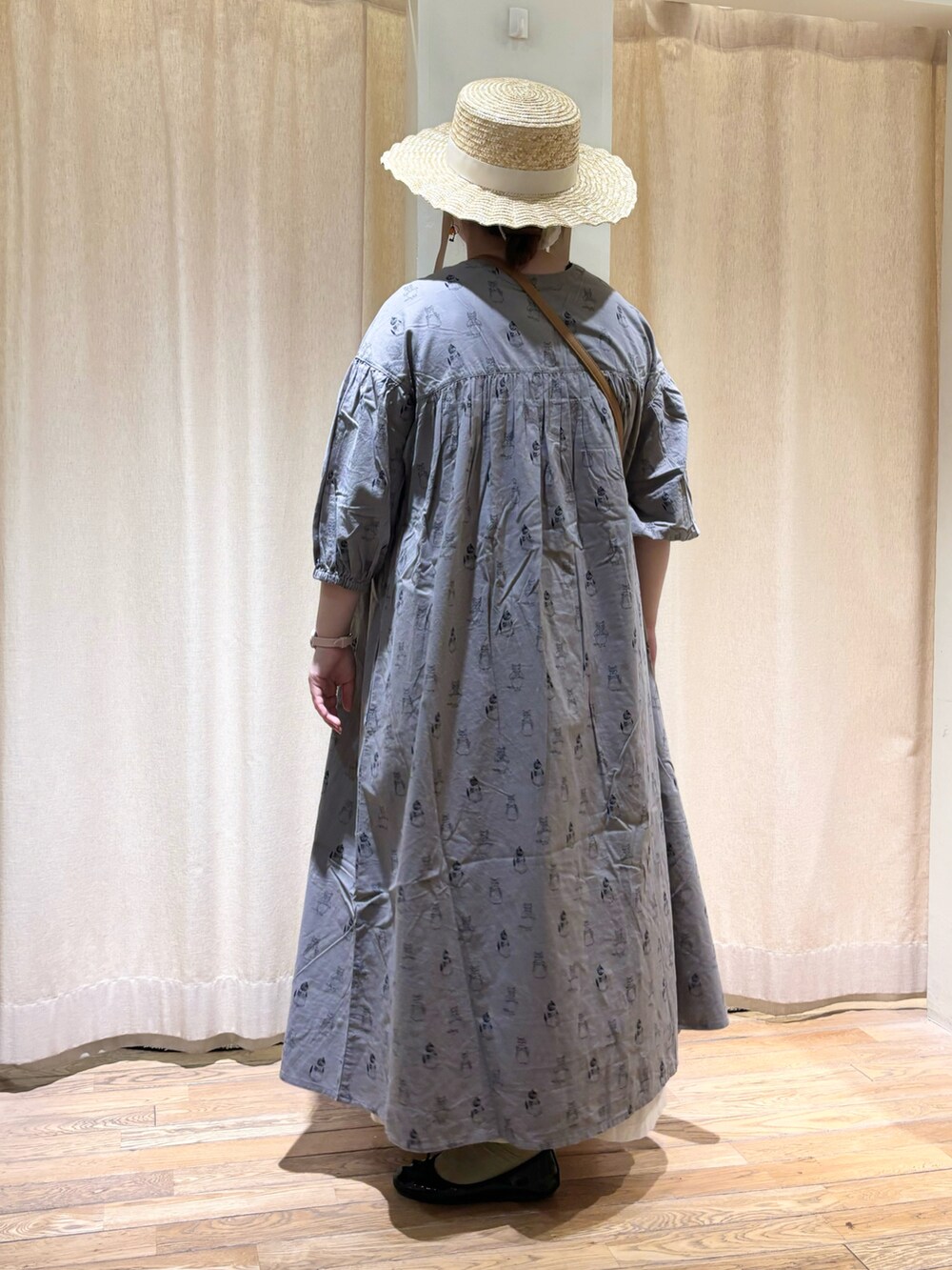 グレー系のワンピース、ホワイト系のその他パンツ、ホワイト系のハットを着用したレディースの春コーディネートの3枚目の写真