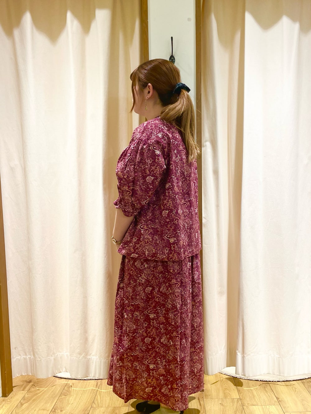 レッド系のシャツ/ブラウス、レッド系のスカートを着用したレディースの春コーディネートの2枚目の写真