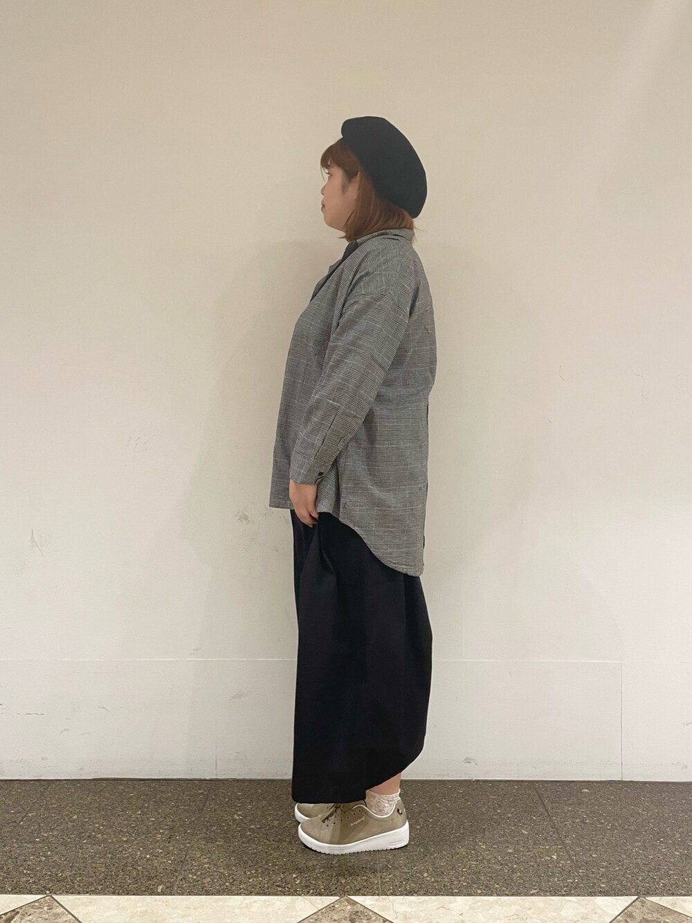 ブラック系のチュニック、ブラック系のその他パンツ、ブラック系のハンドバッグを着用したレディースの秋コーディネートの2枚目の写真