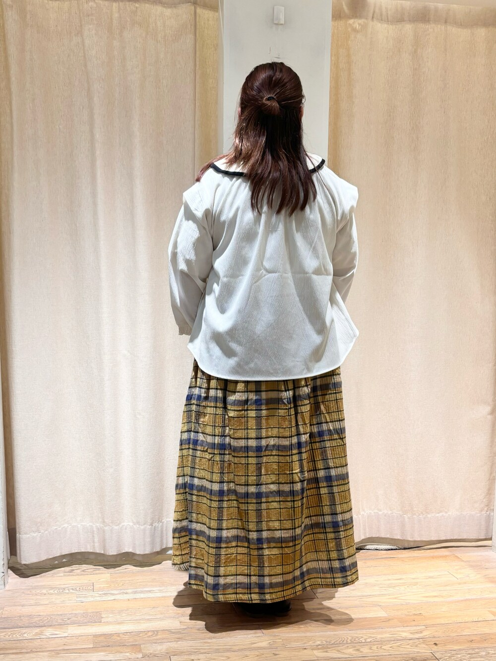 ホワイト系のシャツ/ブラウス、ホワイト系のTシャツ/カットソー、イエロー系のスカートを着用したレディースの夏コーディネートの3枚目の写真