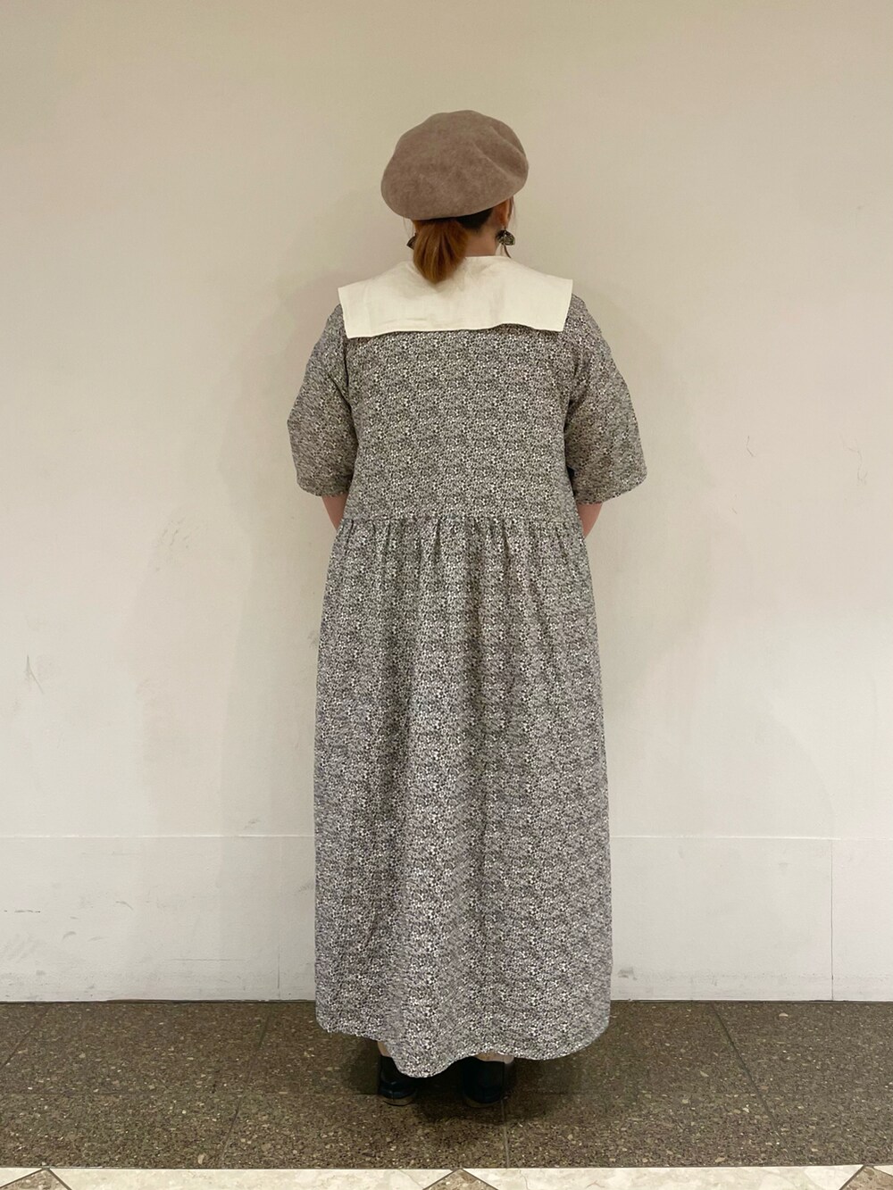 ホワイト系のシャツ/ブラウス、ブラック系のワンピース、ブラウン系のその他パンツを着用したレディースの秋コーディネートの3枚目の写真