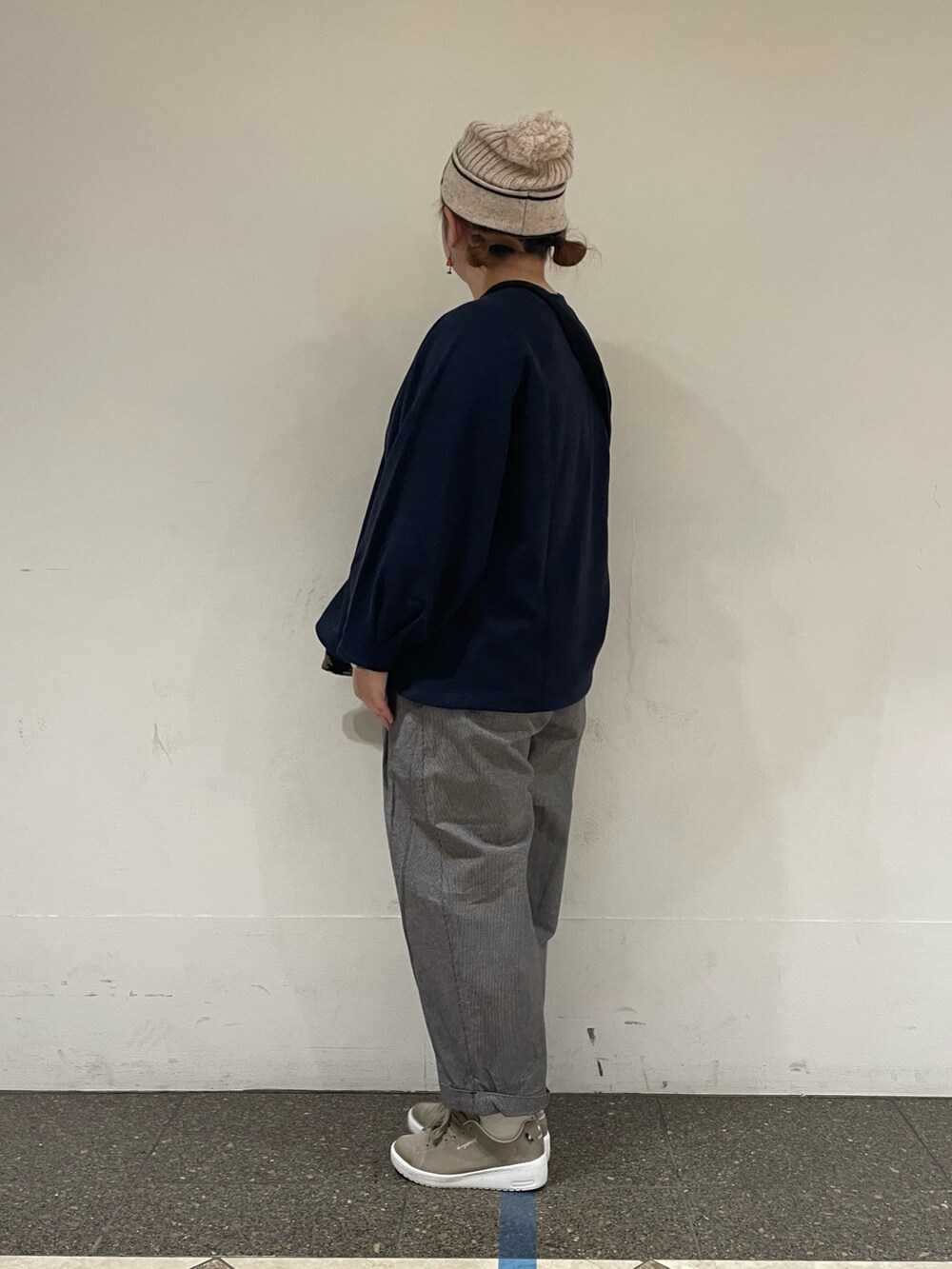 ブルー系のTシャツ/カットソー、ブラック系のその他パンツ、ブラック系のハンドバッグを着用したレディースの秋コーディネートの2枚目の写真