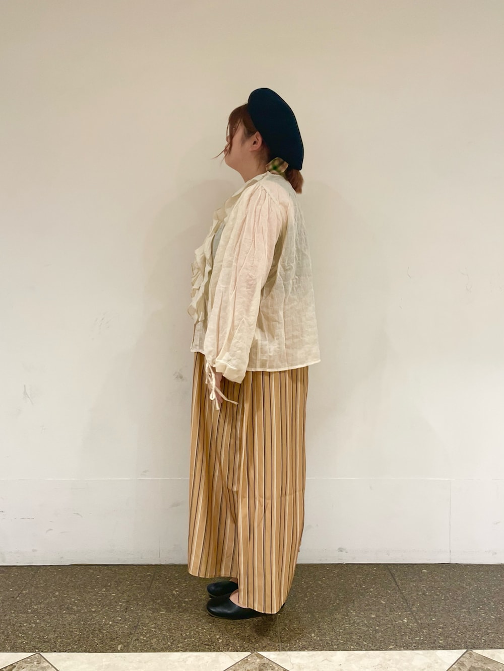 ホワイト系のシャツ/ブラウス、イエロー系のその他パンツ、ブラック系のハットを着用したレディースの秋コーディネートの2枚目の写真