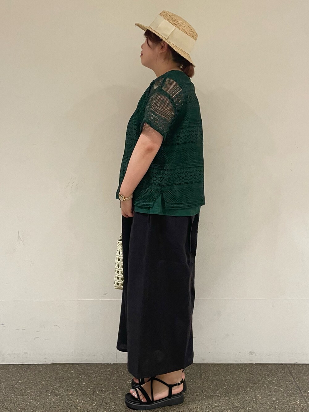 グリーン系のシャツ/ブラウス、ブラック系のその他パンツ、ホワイト系のハンドバッグを着用したレディースの夏コーディネートの2枚目の写真