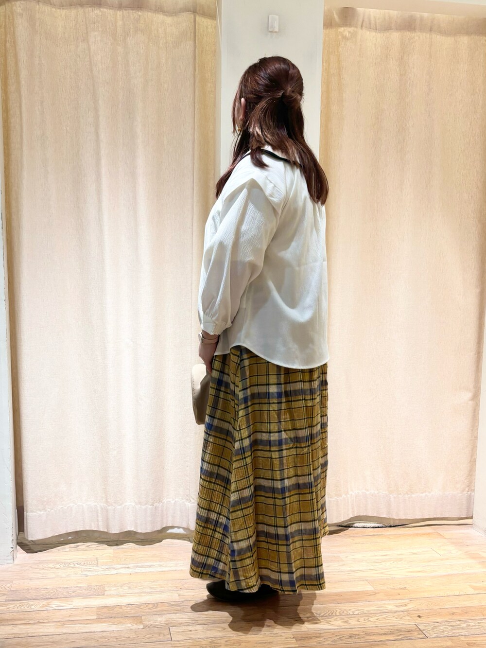 ホワイト系のシャツ/ブラウス、ホワイト系のTシャツ/カットソー、イエロー系のスカートを着用したレディースの夏コーディネートの2枚目の写真