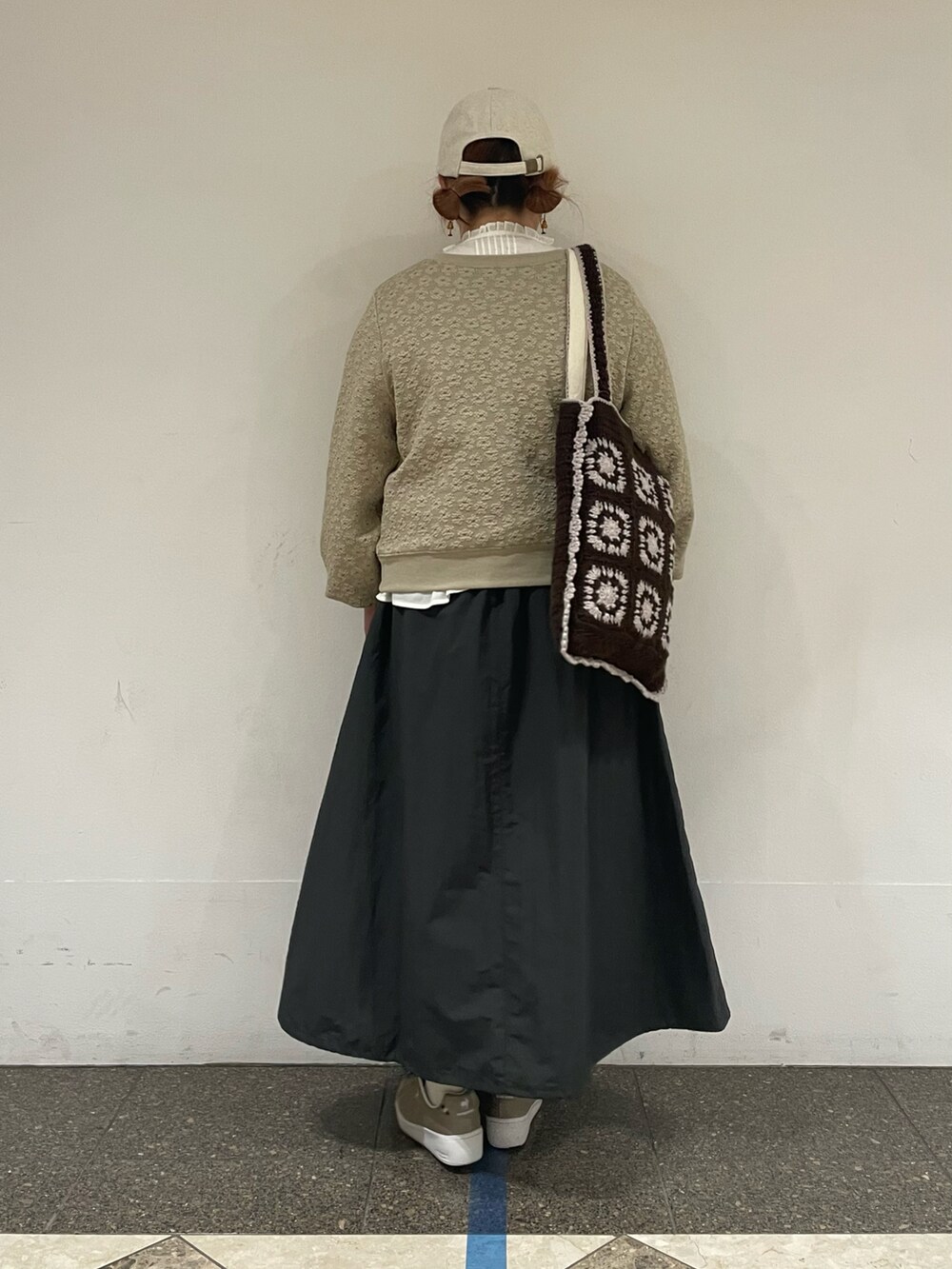 ベージュ系のカーディガン/ボレロ、グレー系のスカート、ホワイト系のシャツ/ブラウスを着用したレディースの秋コーディネートの3枚目の写真