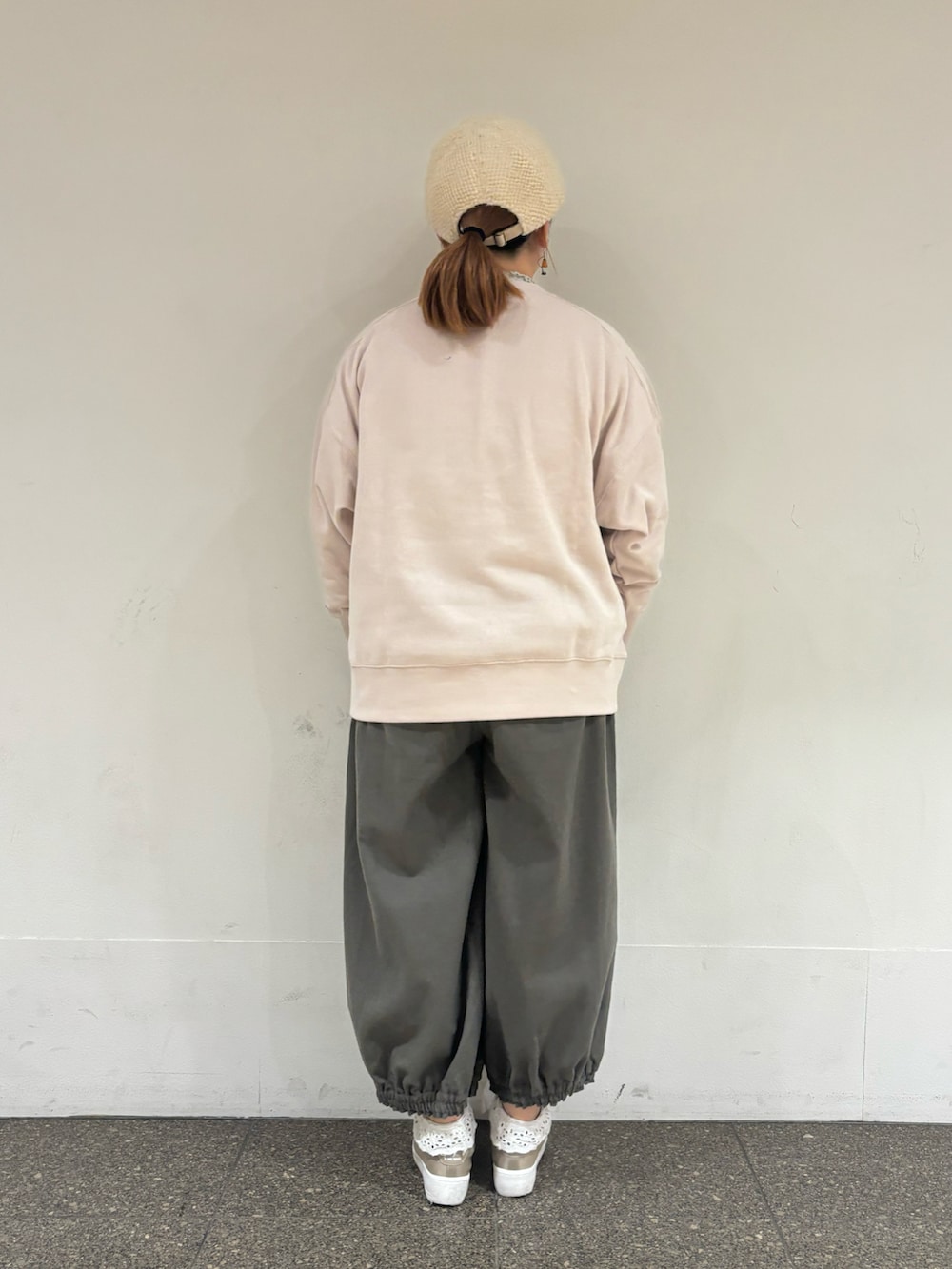 ピンク系のTシャツ/カットソー、ブラウン系のその他パンツ、ホワイト系のハットを着用したレディースの冬コーディネートの3枚目の写真