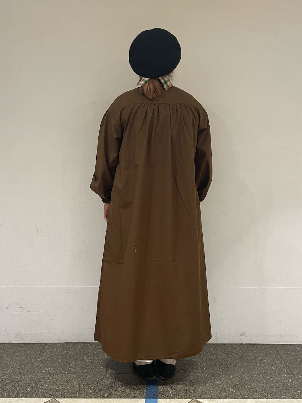 ブラウン系のワンピース、ホワイト系のその他パンツ、ブラック系のハットを着用したレディースの秋コーディネートの3枚目の写真