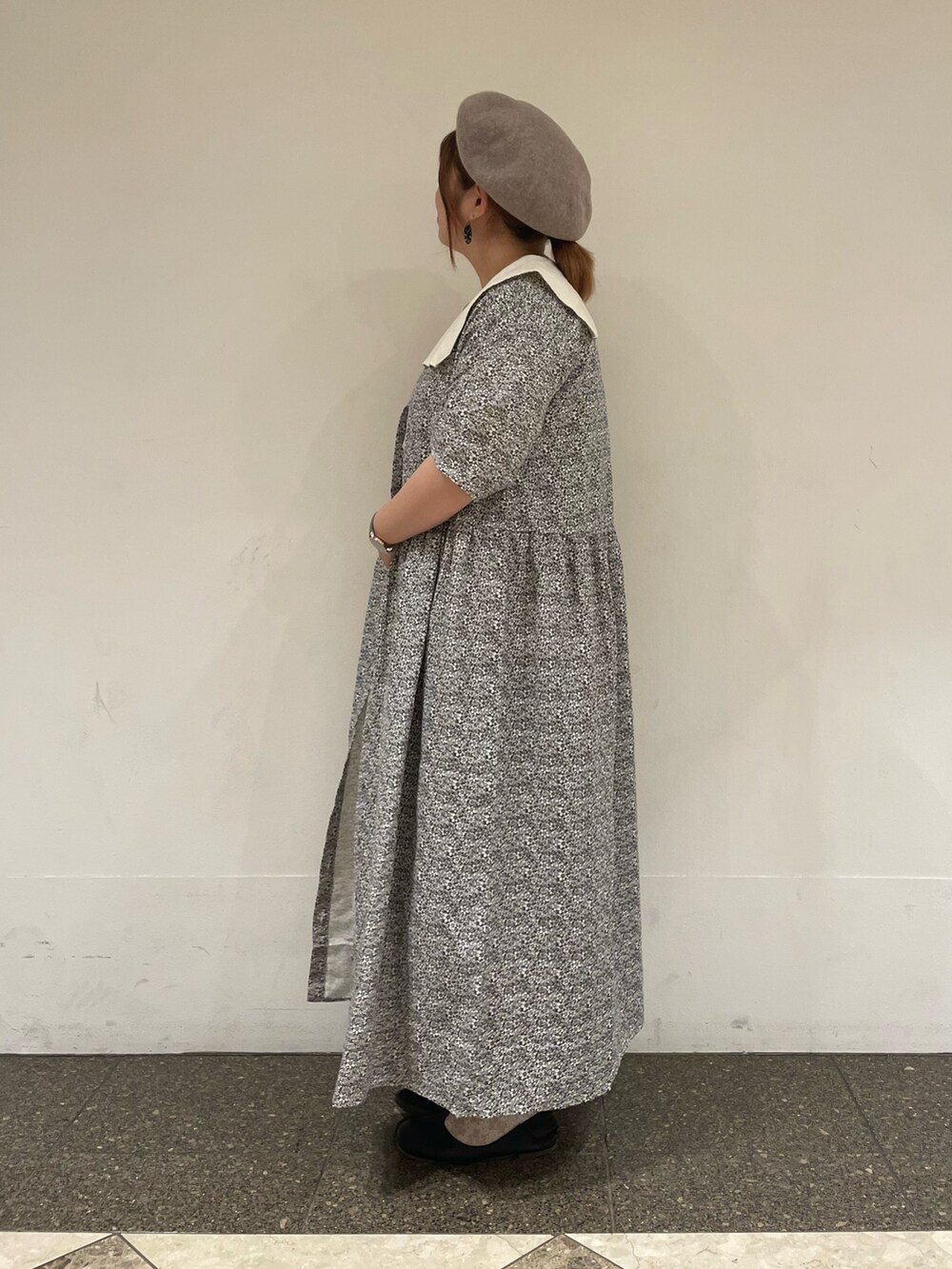 ホワイト系のシャツ/ブラウス、ブラック系のワンピース、ブラウン系のその他パンツを着用したレディースの秋コーディネートの2枚目の写真