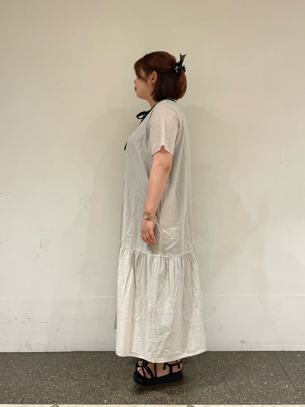 ホワイト系のワンピースを着用したレディースの夏コーディネートの2枚目の写真