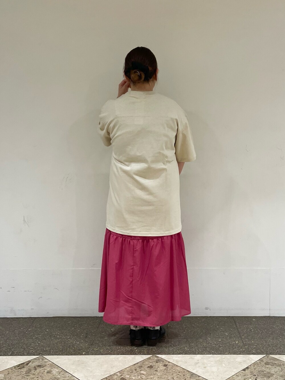 ホワイト系のTシャツ/カットソー、ピンク系のスカートを着用したレディースの夏コーディネートの3枚目の写真