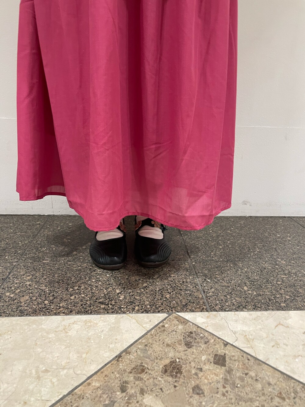 ホワイト系のTシャツ/カットソー、ピンク系のスカートを着用したレディースの夏コーディネートの5枚目の写真