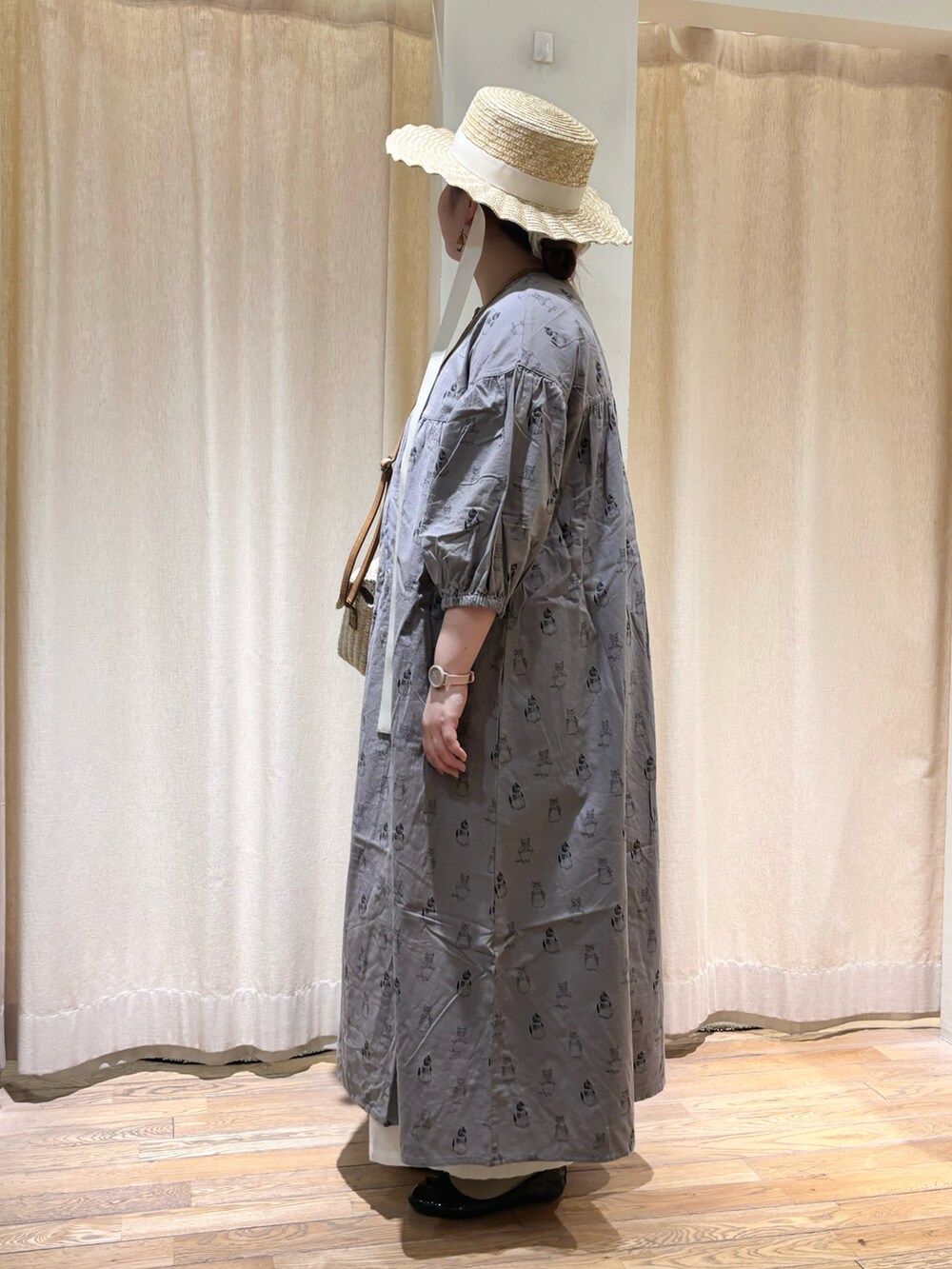 グレー系のワンピース、ホワイト系のその他パンツ、ホワイト系のハットを着用したレディースの春コーディネートの2枚目の写真