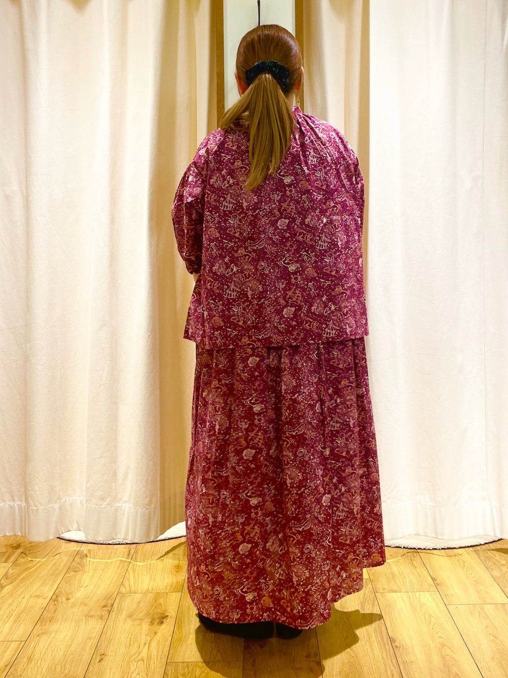 レッド系のシャツ/ブラウス、レッド系のスカートを着用したレディースの春コーディネートの3枚目の写真