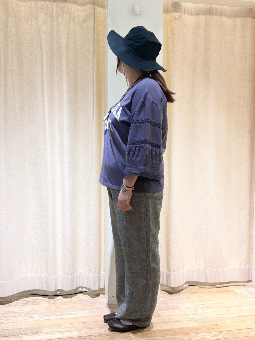 グレー系のその他パンツ、パープル系のTシャツ/カットソーを着用したレディースの春コーディネートの2枚目の写真