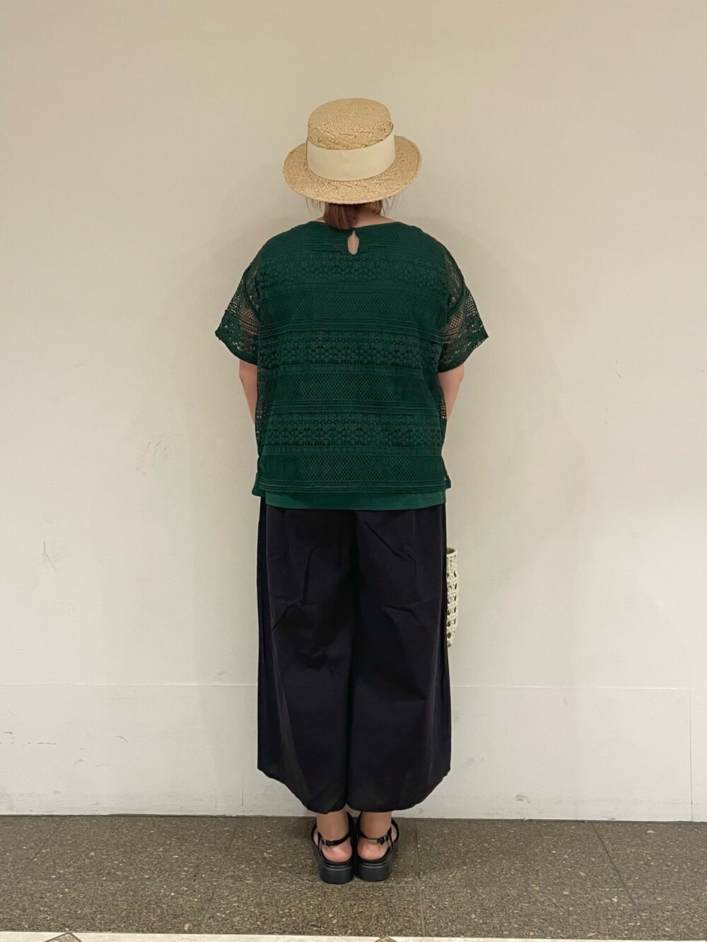 グリーン系のシャツ/ブラウス、ブラック系のその他パンツ、ホワイト系のハンドバッグを着用したレディースの夏コーディネートの3枚目の写真