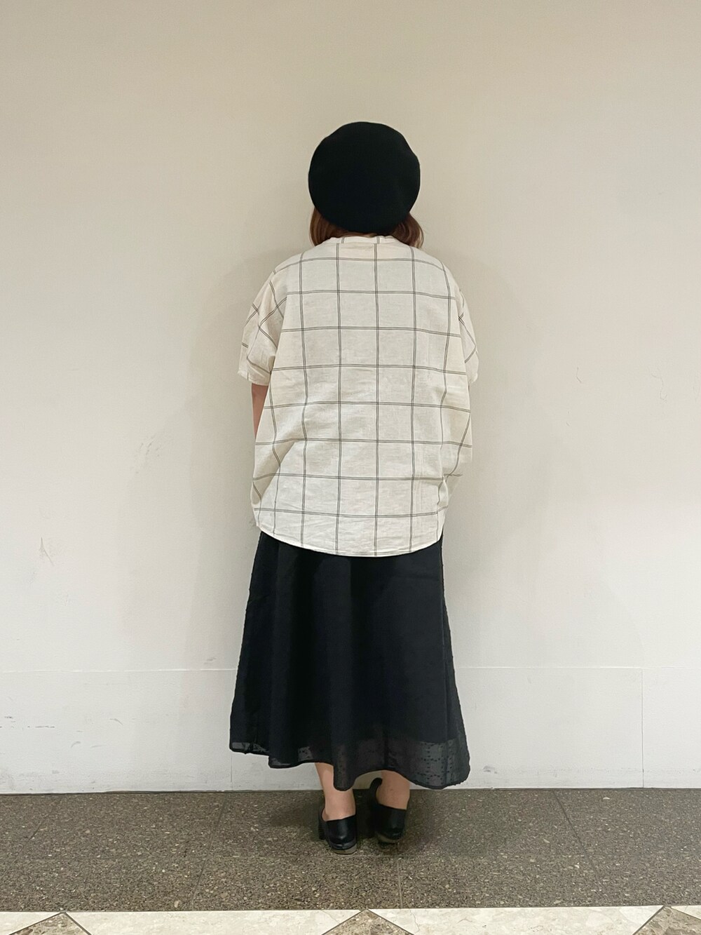 ホワイト系のシャツ/ブラウス、ブラック系のスカート、ブラック系のハットを着用したレディースの秋コーディネートの2枚目の写真