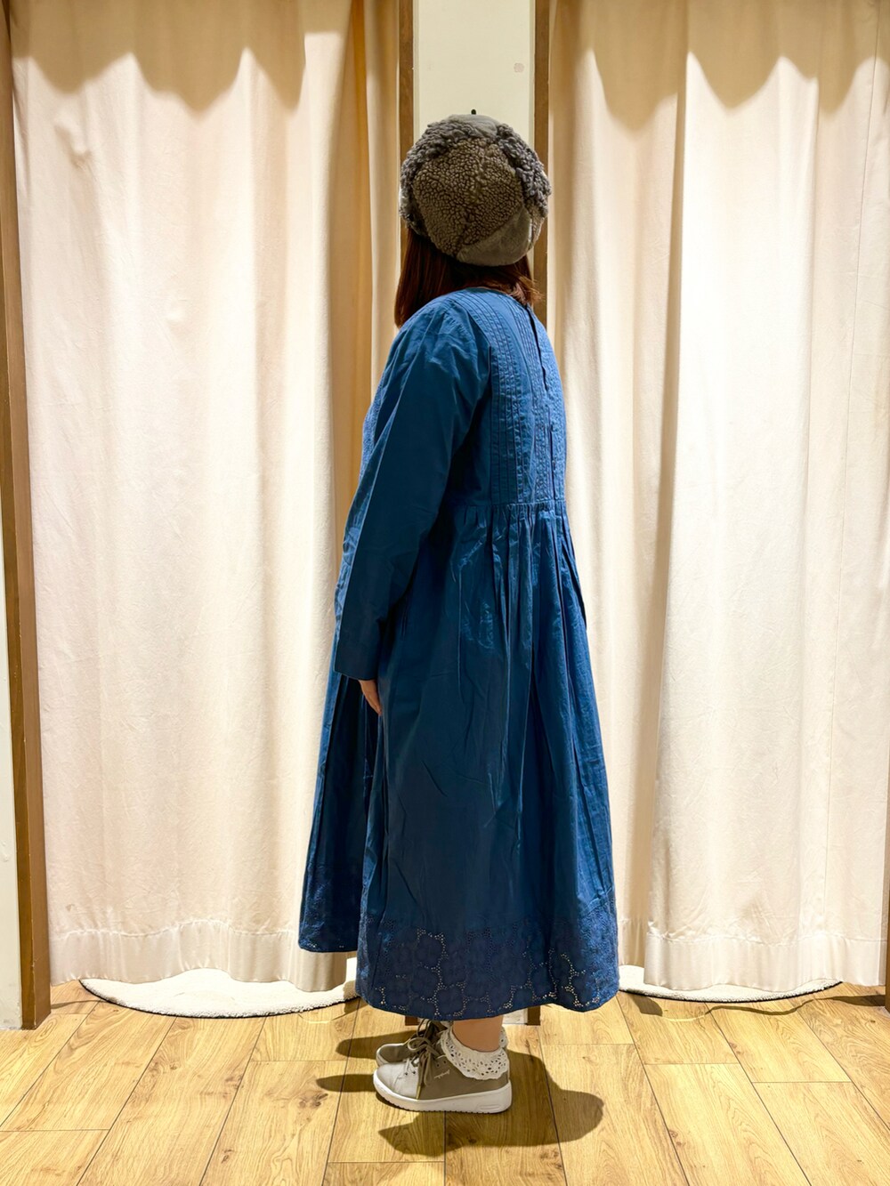 ブルー系のワンピースを着用したレディースの冬コーディネートの2枚目の写真