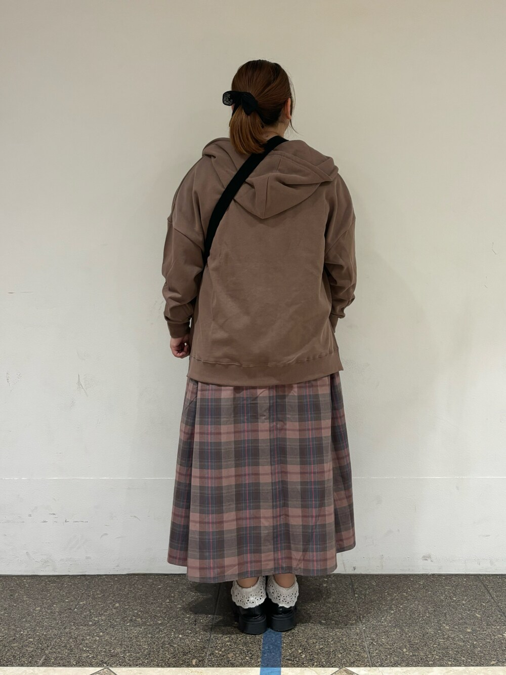 ホワイト系のTシャツ/カットソー、ブラウン系のTシャツ/カットソー、ピンク系のスカートを着用したレディースの秋コーディネートの3枚目の写真