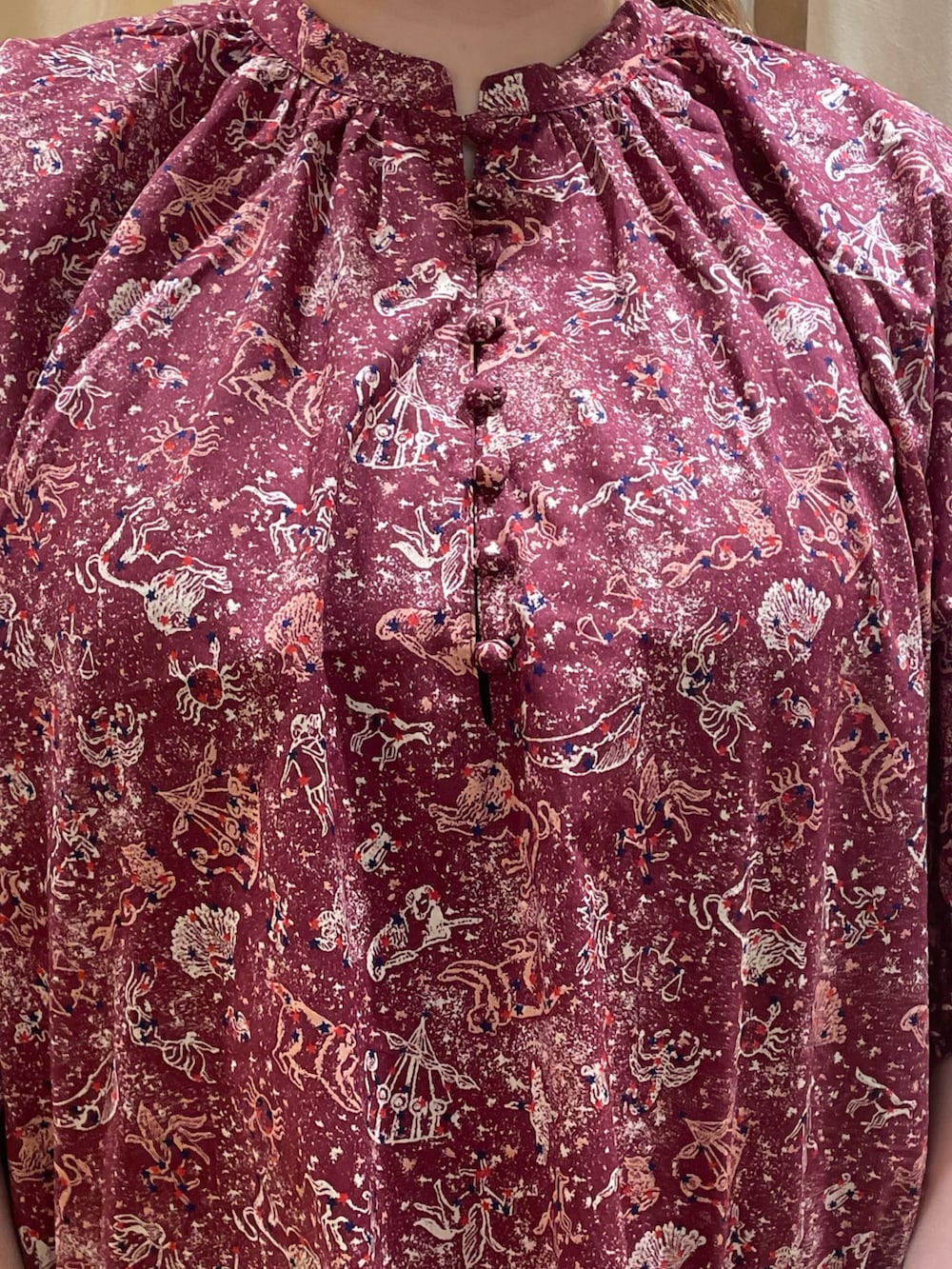 レッド系のシャツ/ブラウス、レッド系のスカートを着用したレディースの春コーディネートの4枚目の写真