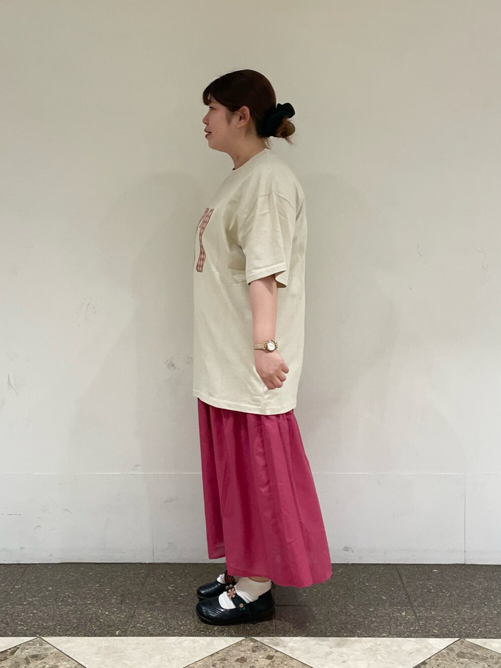 ホワイト系のTシャツ/カットソー、ピンク系のスカートを着用したレディースの夏コーディネートの2枚目の写真