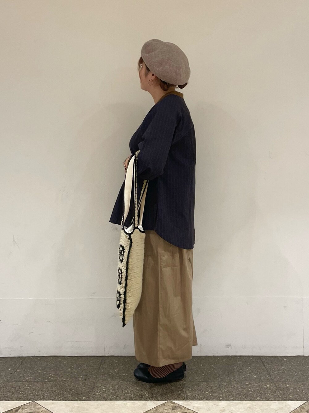 ブルー系のシャツ/ブラウス、ベージュ系のその他パンツ、ベージュ系のハンドバッグを着用したレディースの秋コーディネートの2枚目の写真