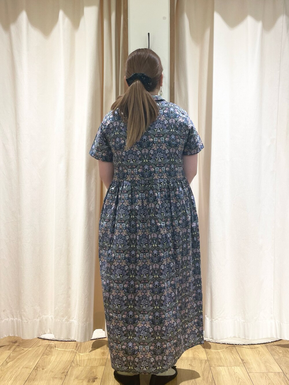 ブルー系のワンピースを着用したレディースの春コーディネートの3枚目の写真