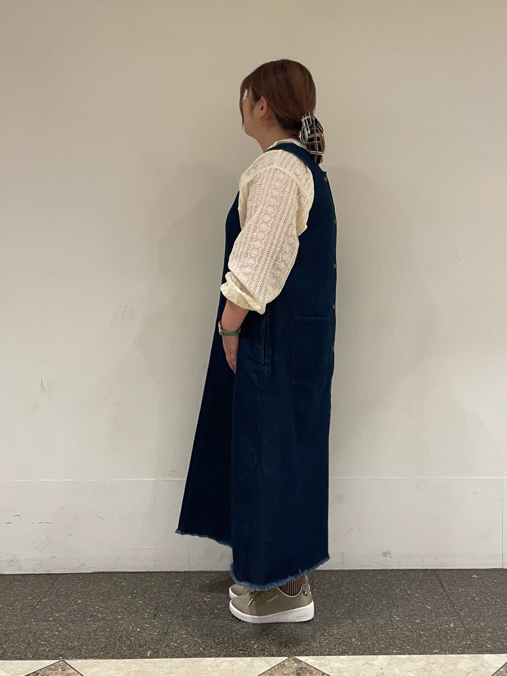 ホワイト系のシャツ/ブラウス、ブルー系のワンピースを着用したレディースの秋コーディネートの2枚目の写真