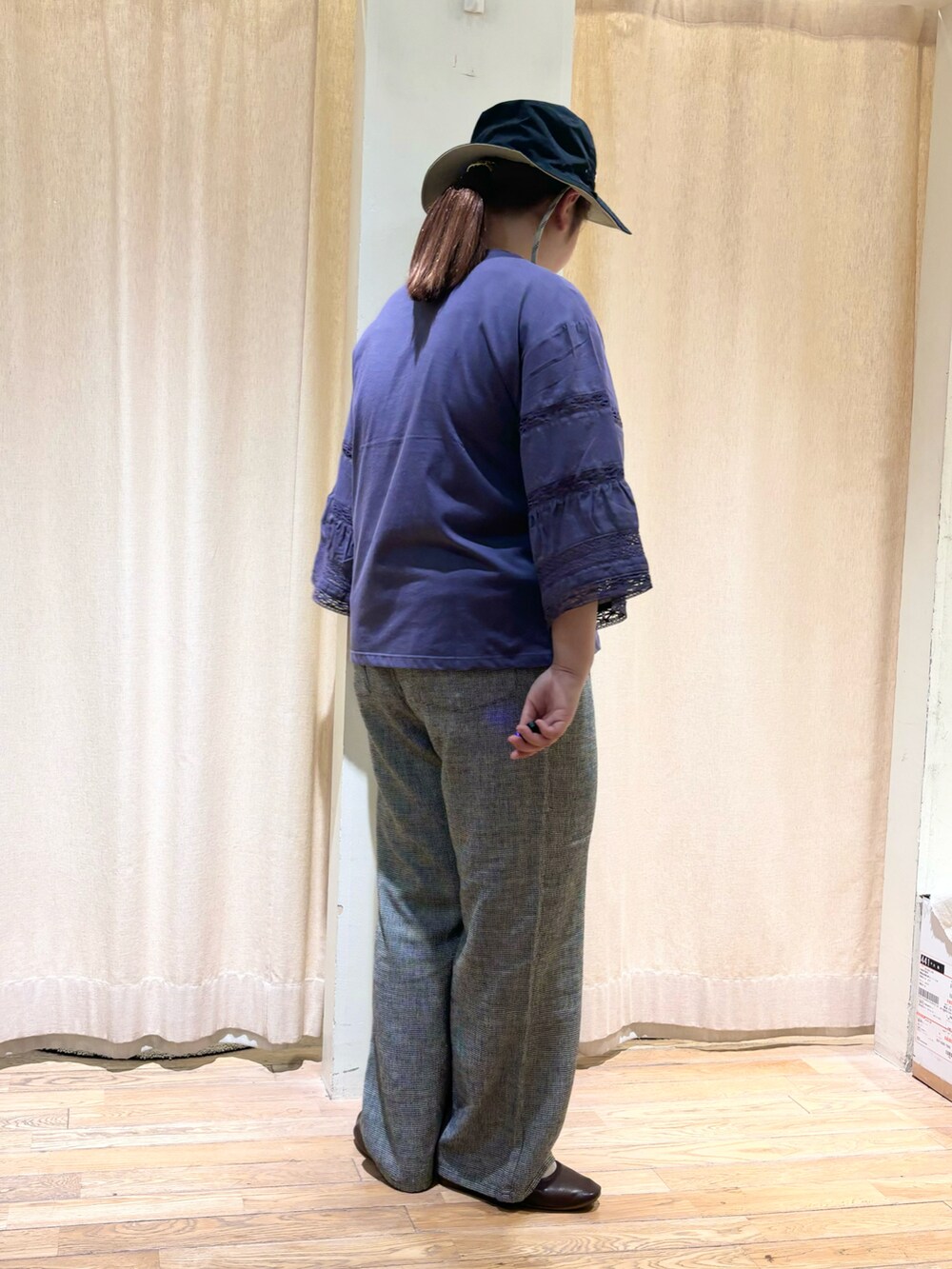 グレー系のその他パンツ、パープル系のTシャツ/カットソーを着用したレディースの春コーディネートの3枚目の写真