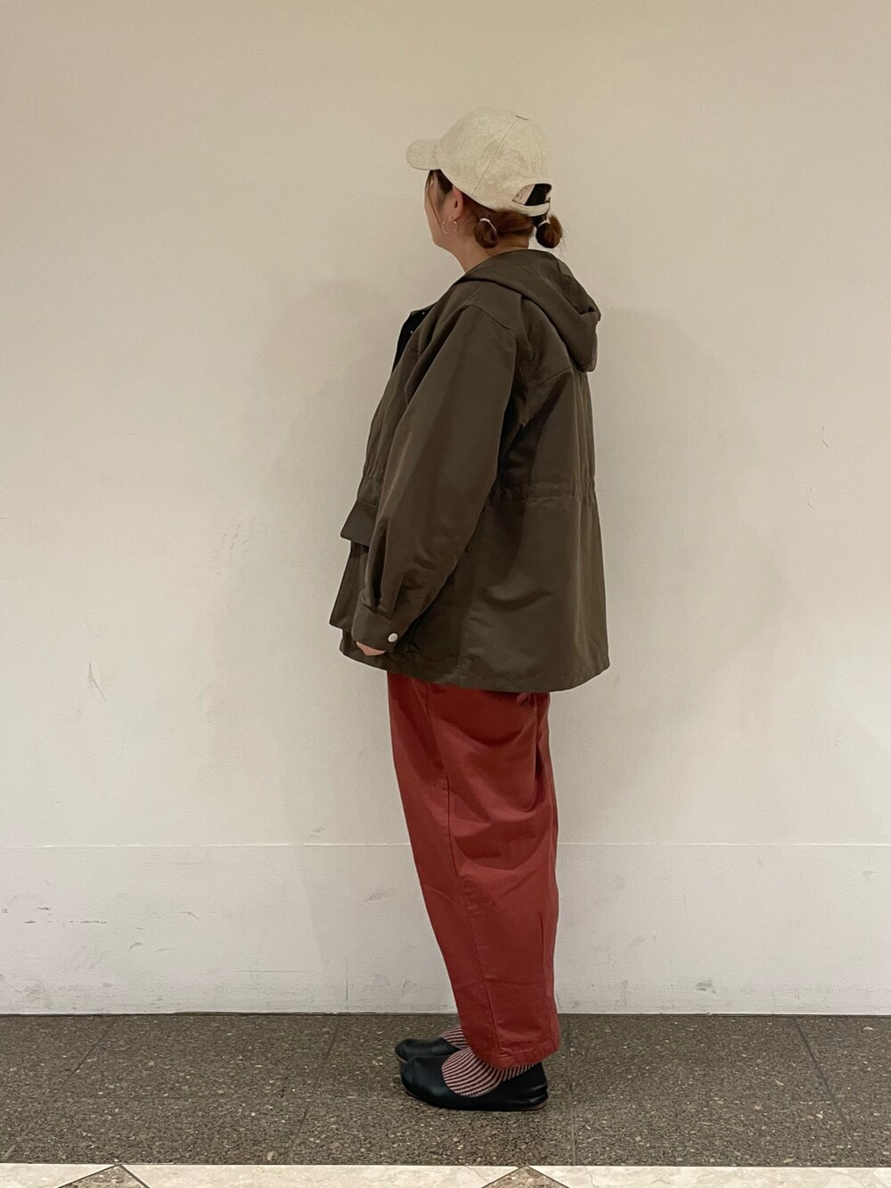 ブラウン系のノーカラージャケット、ホワイト系のTシャツ/カットソー、ブラウン系のその他パンツを着用したレディースの秋コーディネートの2枚目の写真