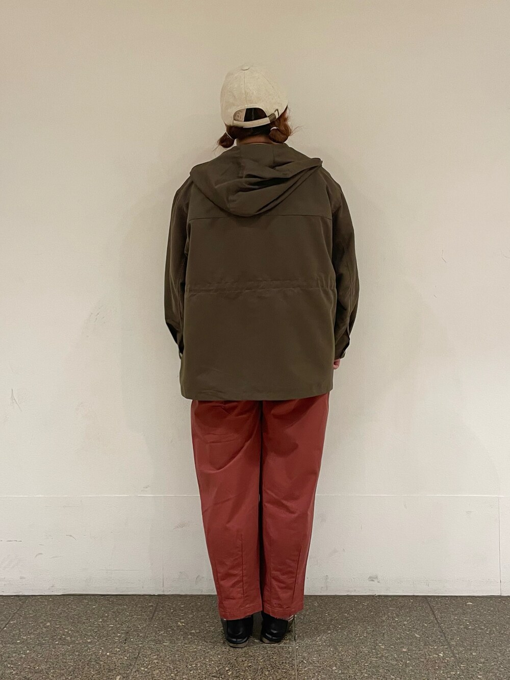 ブラウン系のノーカラージャケット、ホワイト系のTシャツ/カットソー、ブラウン系のその他パンツを着用したレディースの秋コーディネートの3枚目の写真