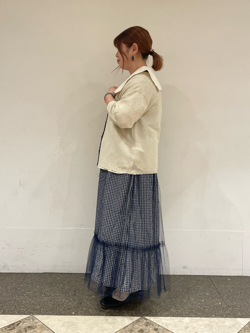 ホワイト系のシャツ/ブラウス、ホワイト系のカーディガン/ボレロ、ブルー系のスカートを着用したレディースの秋コーディネートの2枚目の写真