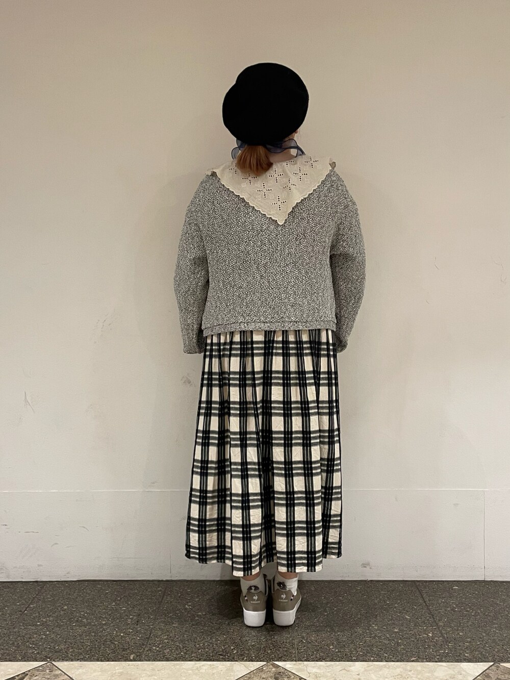 ブラック系のノーカラージャケット、ホワイト系のワンピース、ブラック系のハットを着用したレディースの秋コーディネートの3枚目の写真