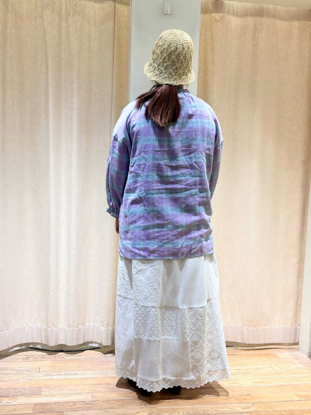 パープル系のシャツ/ブラウス、ホワイト系のスカートを着用したレディースの春コーディネートの3枚目の写真