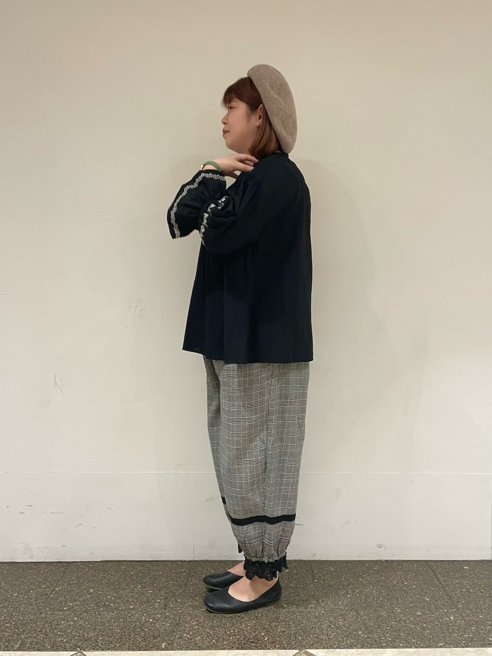 ブラック系のシャツ/ブラウス、グレー系のその他パンツ、ブラウン系のハットを着用したレディースの秋コーディネートの2枚目の写真
