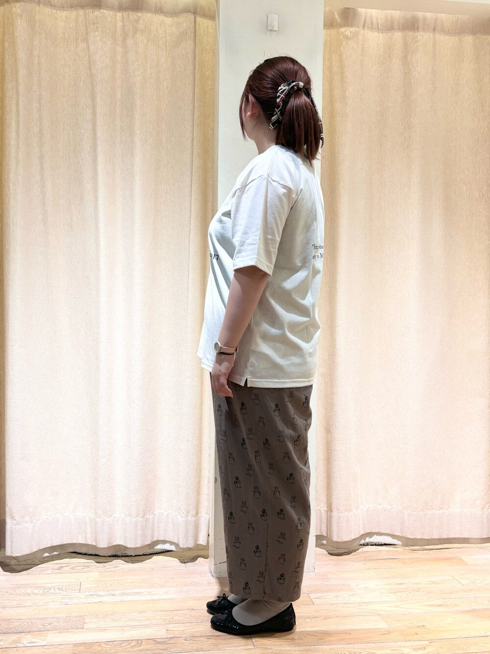 ホワイト系のTシャツ/カットソー、グレー系のその他パンツを着用したレディースの春コーディネートの2枚目の写真