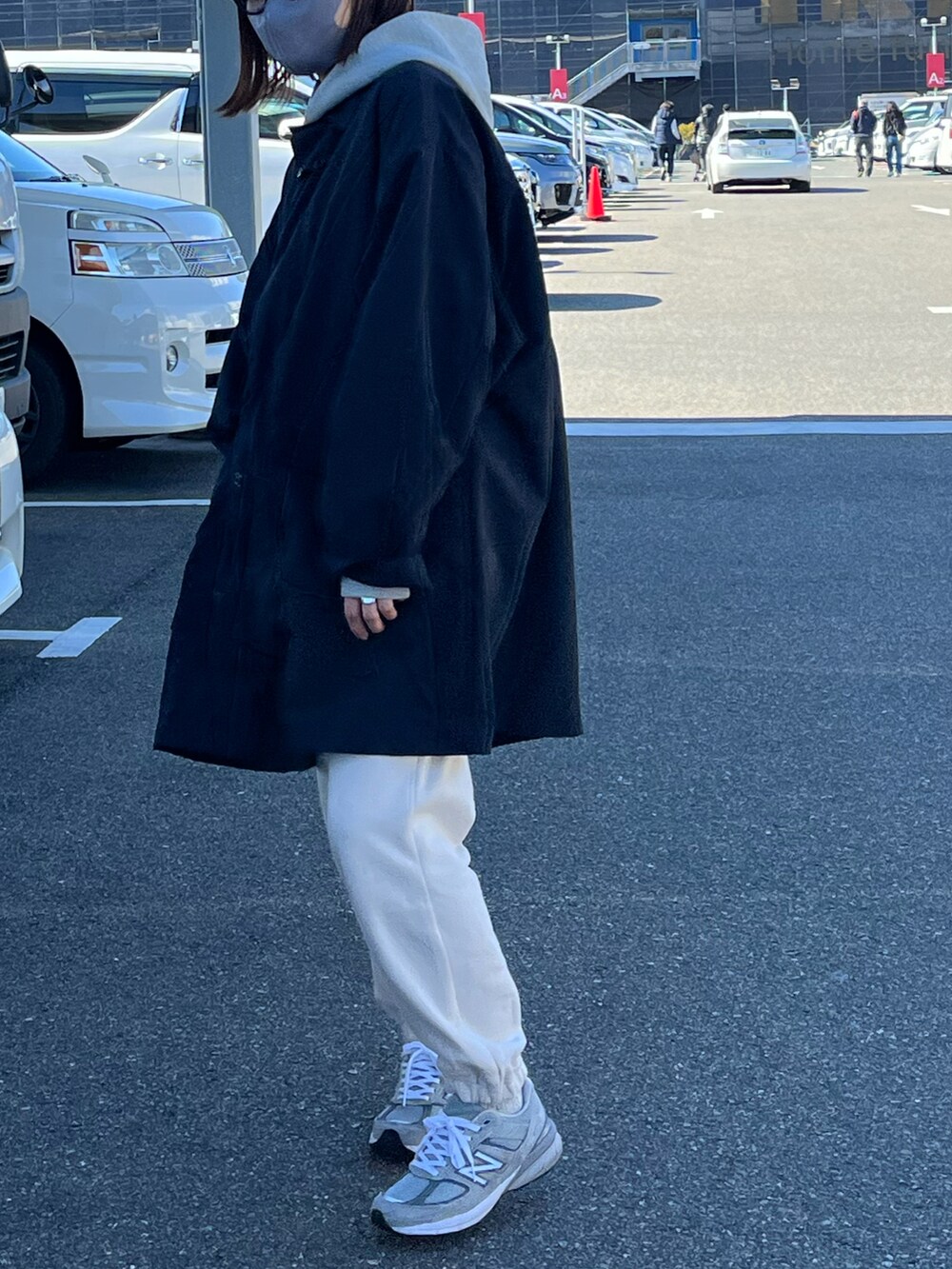 ブラック系のジャケット/アウター、ホワイト系のスウェットパンツ、グレー系のパーカーを着用したレディースの秋コーディネートの2枚目の写真