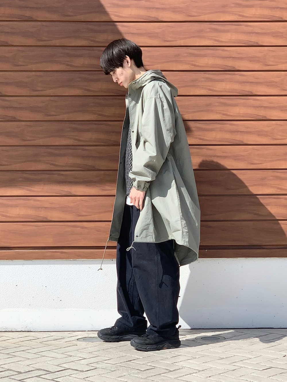 ブラック系のパンツ、グリーン系のその他アウター、ブラック系のTシャツ/カットソーを着用したメンズの冬コーディネートの2枚目の写真