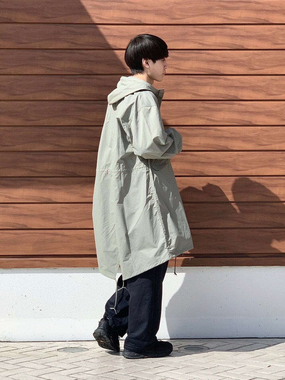 ブラック系のパンツ、グリーン系のその他アウター、ブラック系のTシャツ/カットソーを着用したメンズの冬コーディネートの4枚目の写真