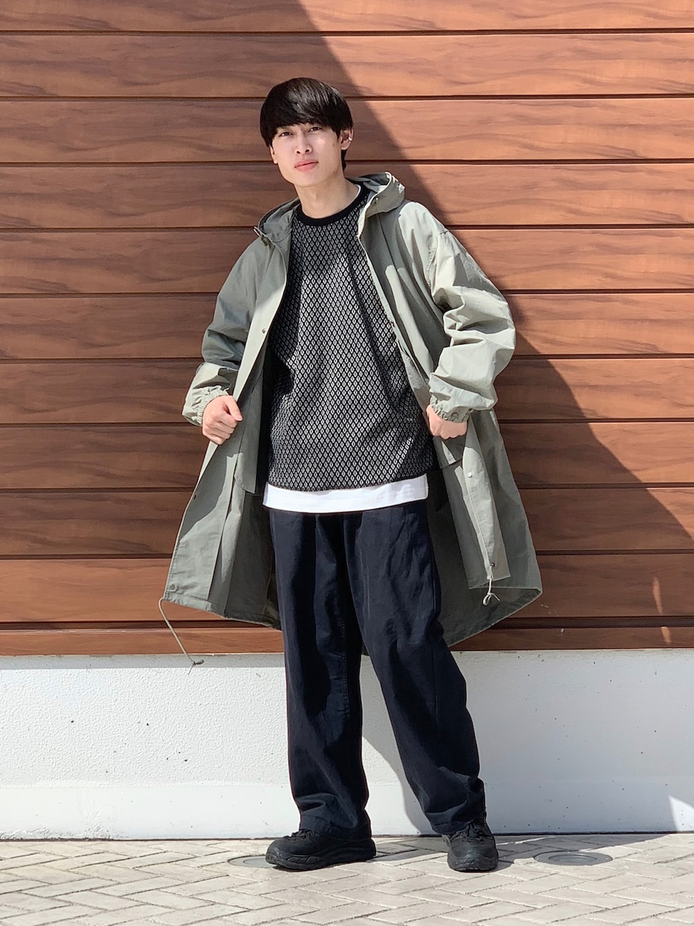 ブラック系のパンツ、グリーン系のその他アウター、ブラック系のTシャツ/カットソーを着用したメンズの冬コーディネートの5枚目の写真