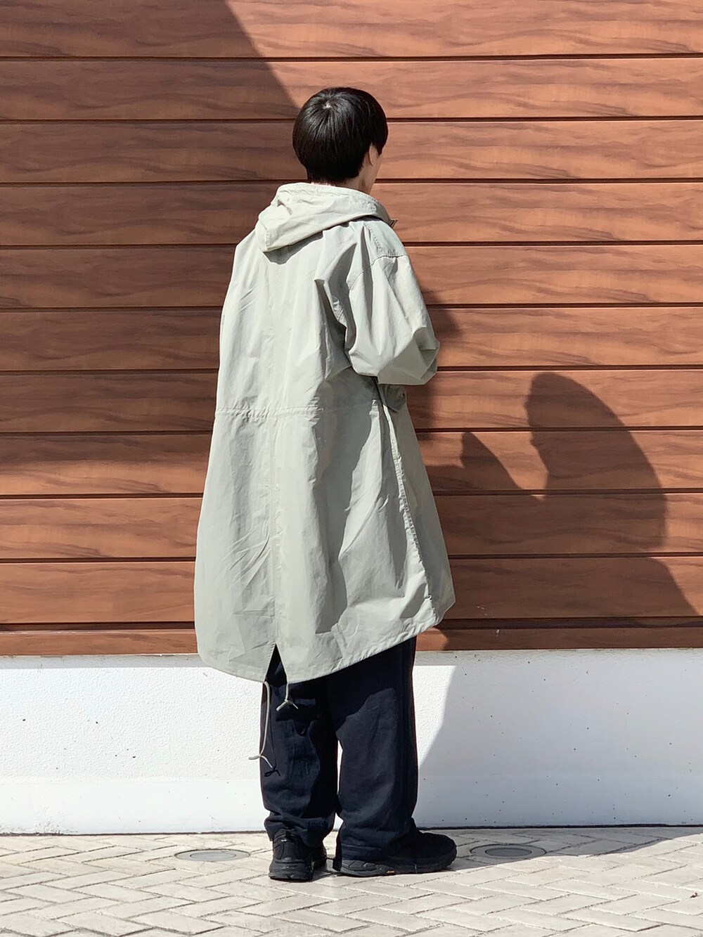 ブラック系のパンツ、グリーン系のその他アウター、ブラック系のTシャツ/カットソーを着用したメンズの冬コーディネートの3枚目の写真