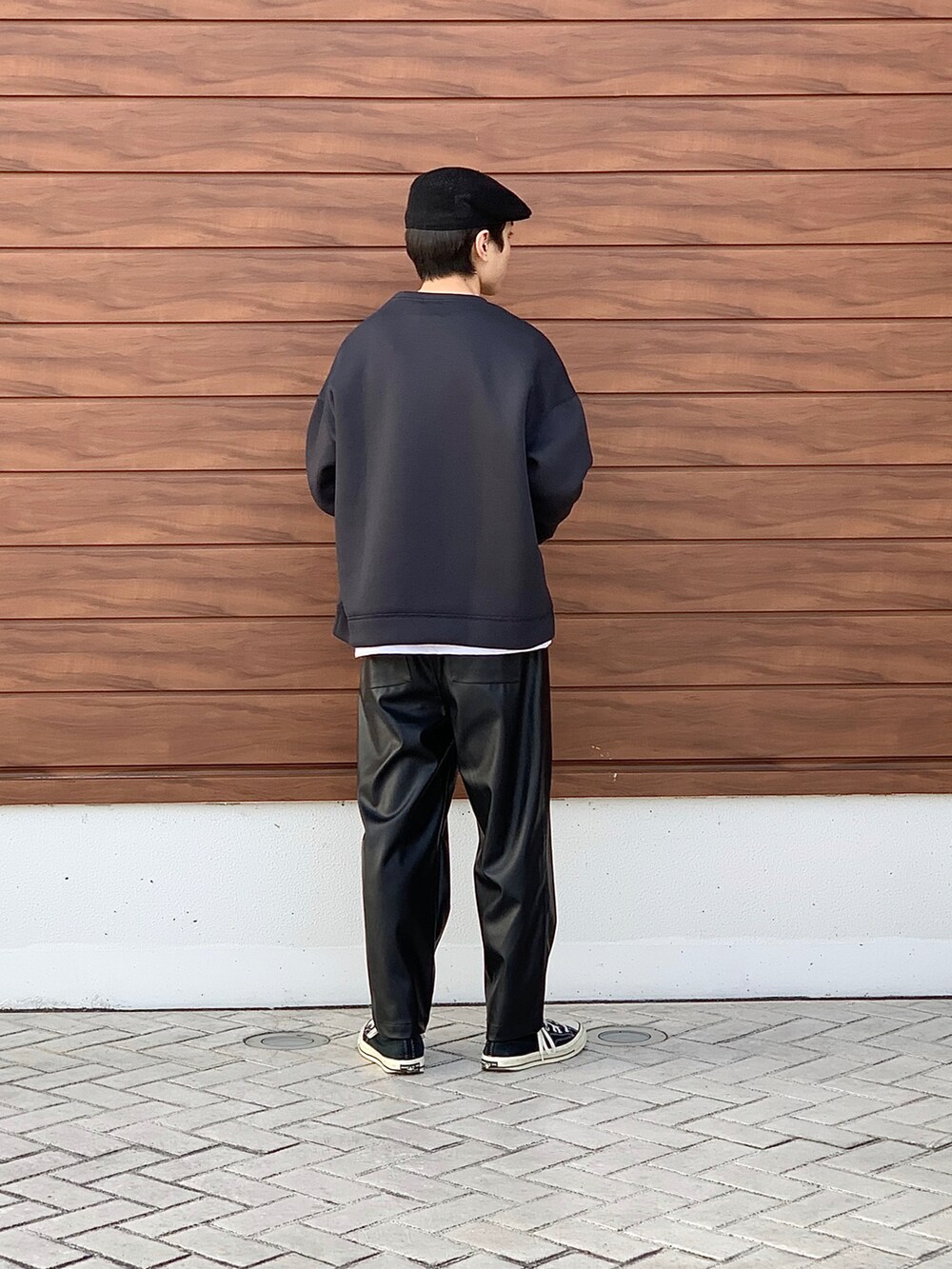 ブラック系のその他パンツ、グレー系のスウェット、ホワイト系のTシャツ/カットソーを着用したメンズの冬コーディネートの4枚目の写真